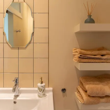 Pauline Loveling With Quiet Garden And 2 Bathrooms